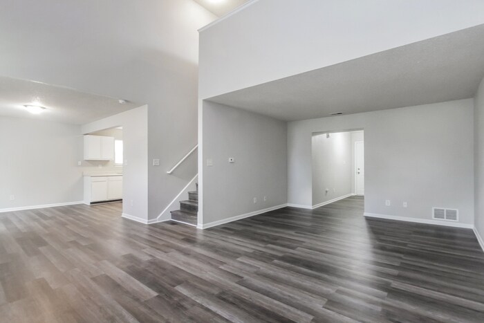 Building Photo - 5425 Bluff View Dr