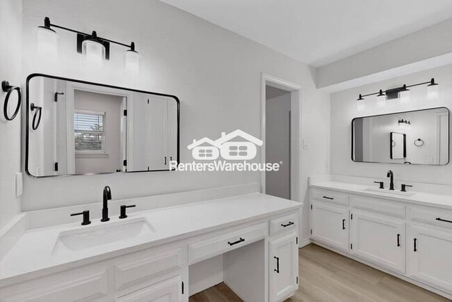 Building Photo - MOVE IN READY COMPLETELY UPDATED - 3BED/2B...