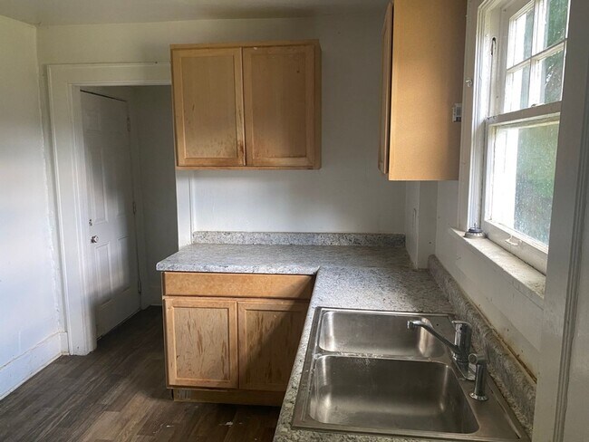 Building Photo - Spacious 3-Bedroom Home for Lease in Akron