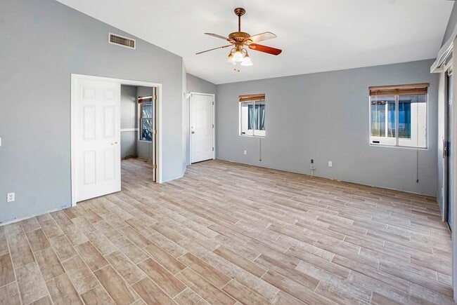 Building Photo - 4663 S Valley Rd