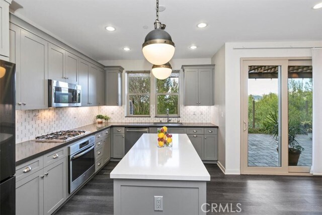 Building Photo - 55 Fuchsia