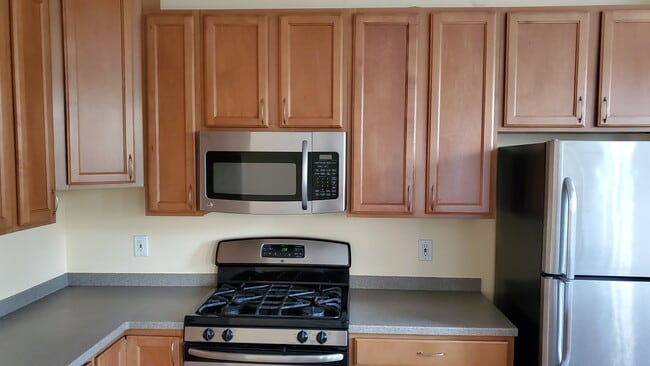 Building Photo - 3013 Pointeview Dr