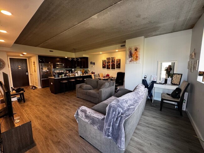 Building Photo - 1323 W Morse Ave