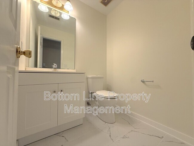 Building Photo - 9423 Fairmead Dr