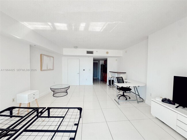 Building Photo - 1750 N Bayshore Dr