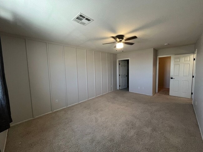 Building Photo - Charming Oversized 2 Bed, 2 Bath Townhouse...