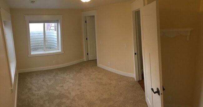 Building Photo - Spacious Home w 2 attached 2 car garage
