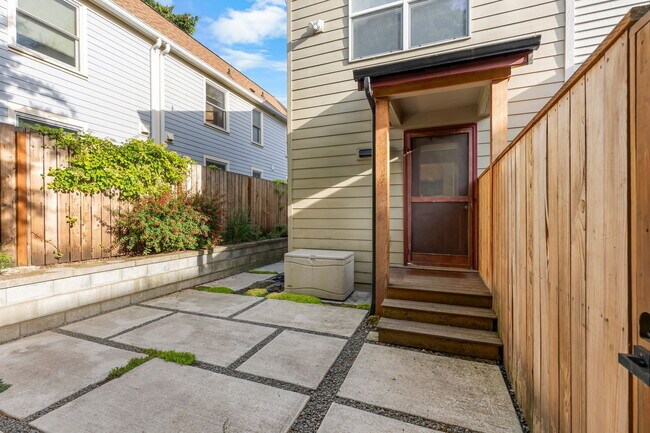 Building Photo - 7 NE Morris St