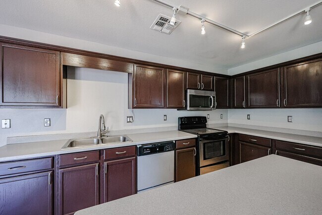 Building Photo - Amazing 5 bedrooms and bathrooms in one of the best school districts!