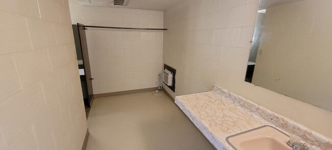 Building Photo - 112 E Cherry St