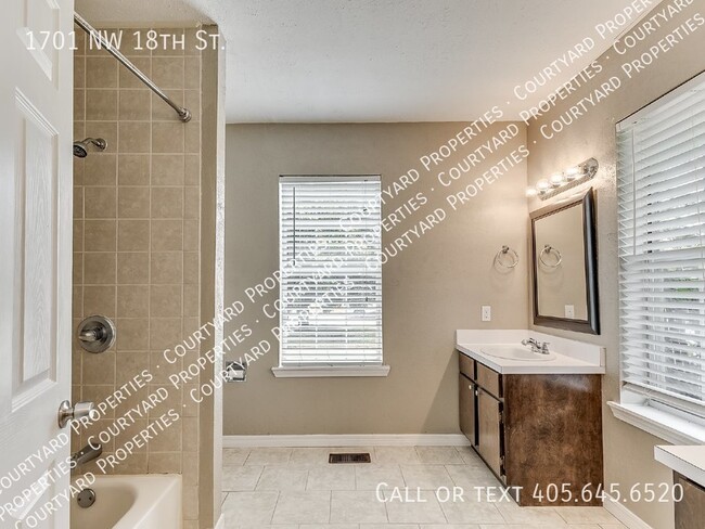 Building Photo - Beautiful 2 bed, 2 bath updated duplex in ...