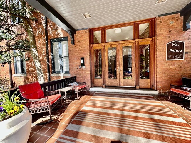 Building Photo - 229 N Poplar St