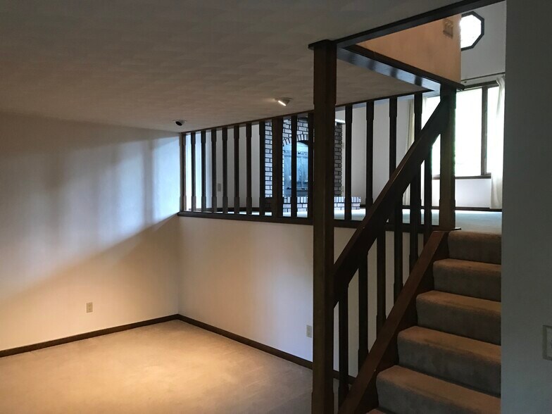 Building Photo - 1458 Eastview Dr