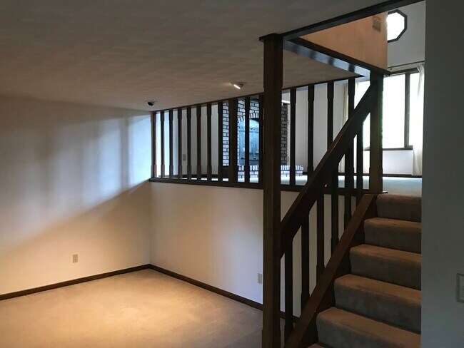 Building Photo - 1458 Eastview Dr