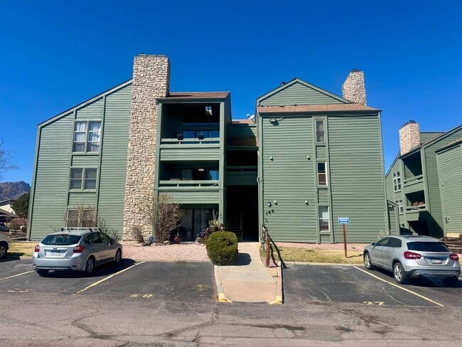 Building Photo - 2 Bedroom Codo in Rockrimmon
