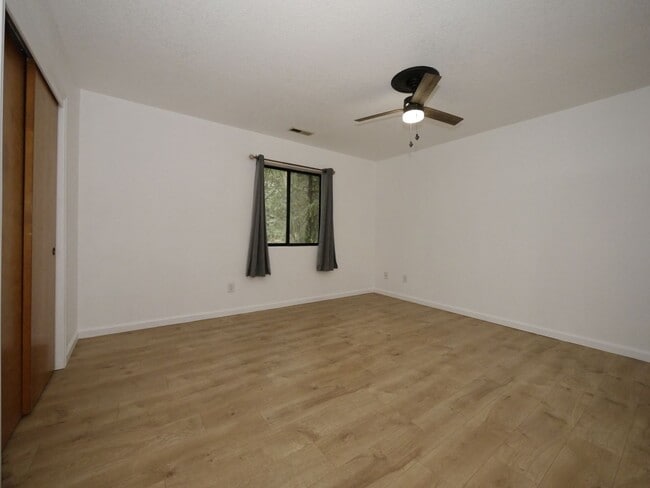 Building Photo - 18111 N Meadow Dr