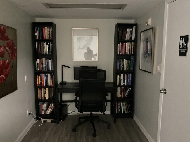 Building Photo - 2425 Presidential Way