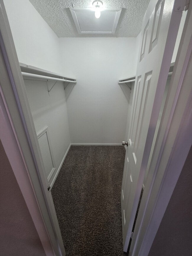 Building Photo - 3 bed 2 bath townhome, 2 car garage