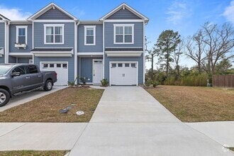 Building Photo - Townhome in Hampstead!