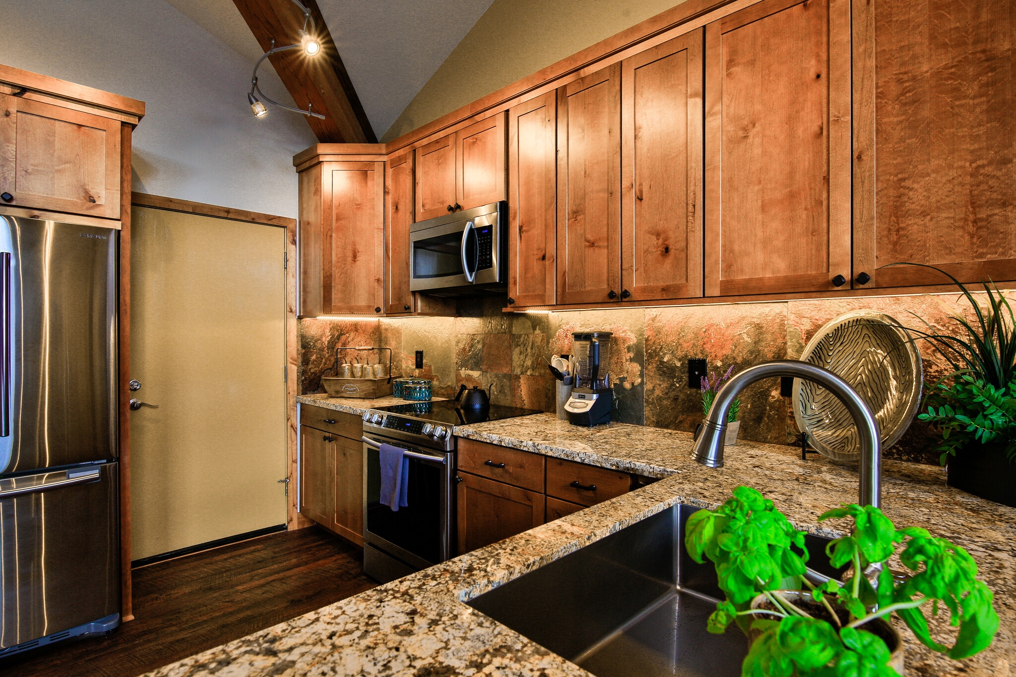 Kitchen - 400 Fairview Blvd