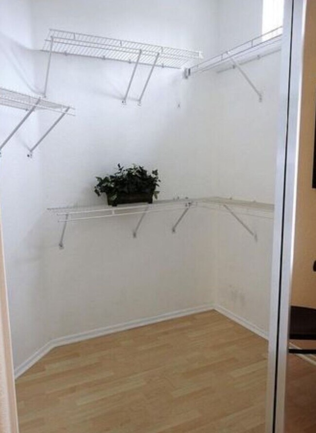 Building Photo - The perfect 3 Bed 3 bath Townhouse