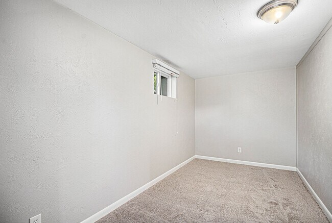 Building Photo - Spacious 4BR with bonus space and a 2 car garage in the heart of Sunnyside!