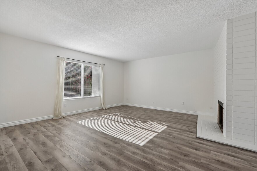 Building Photo - 1184 Lyndhurst Dr