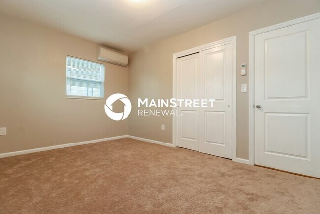 Building Photo - 3 Bedroom Pet-Friendly Home in Tarpon Springs, FL with Main Street Renewal