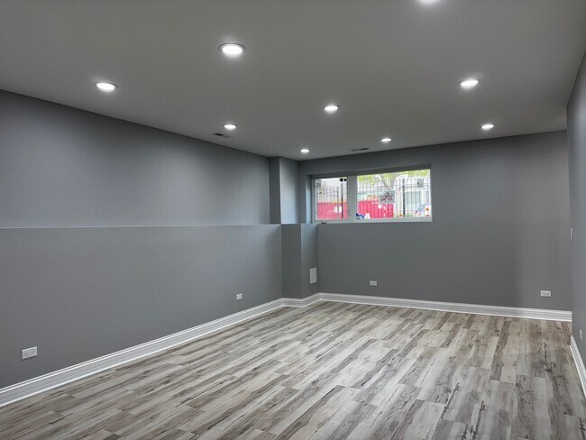 Building Photo - 736 N Pine Ave