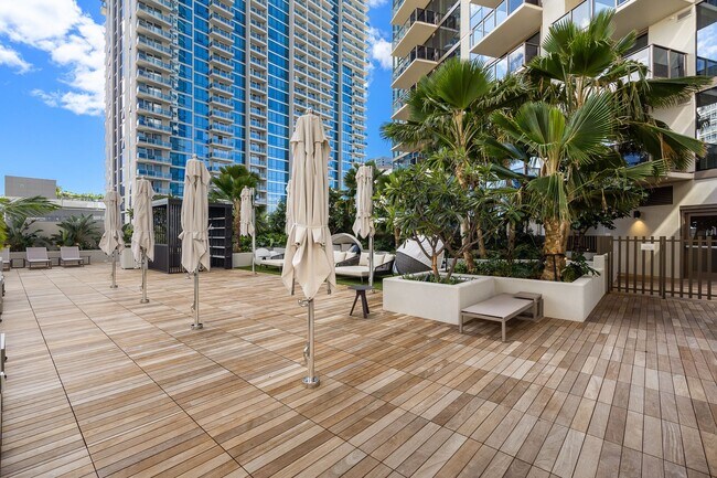 Building Photo - Sky Ala Moana West #2204 — 1BR/1BA/1PK — $...