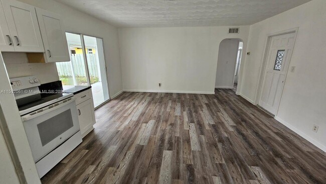 Building Photo - 123 SW 68th Ave