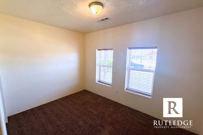 Building Photo - 3 Bedroom House in Central Point!