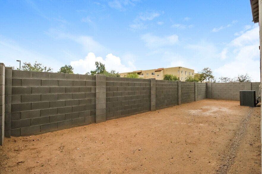 Building Photo - 2055 S Saguaro Dr