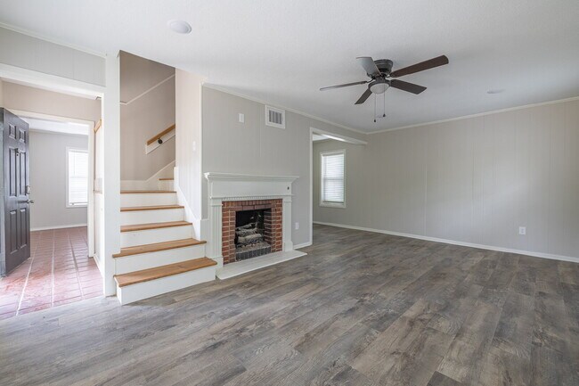 Building Photo - Pre-lease Sumer 2026! Charming 2-Story Home in Tech Terrace!