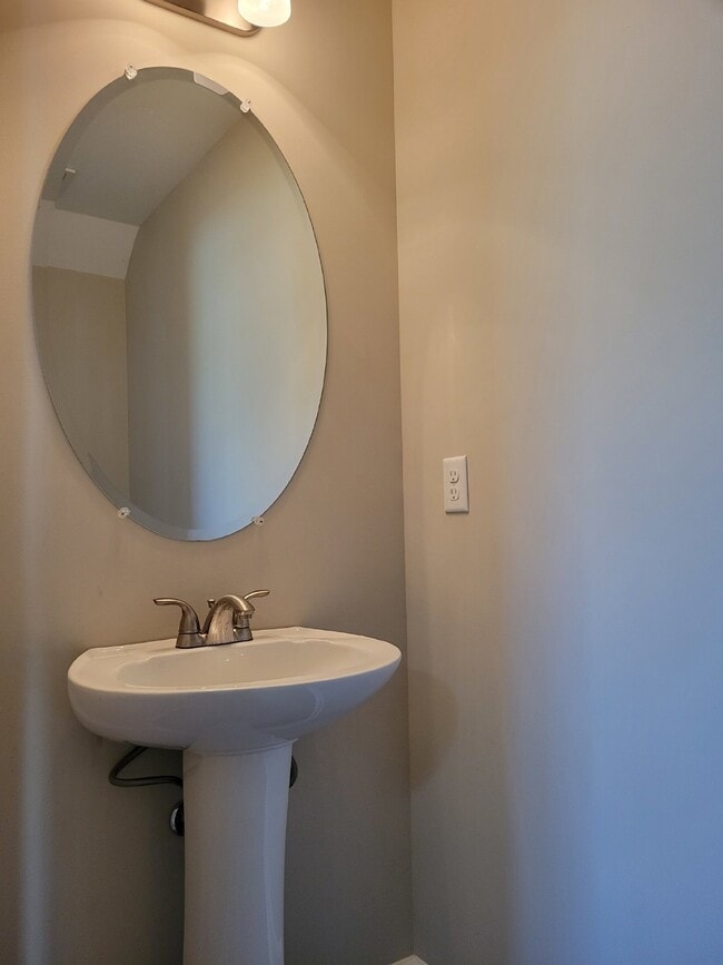 Building Photo - Highly desirable end unit in sought after Cobblestone in Goodlettsville!