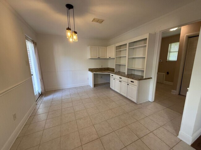 Building Photo - 905 Poinciana Dr