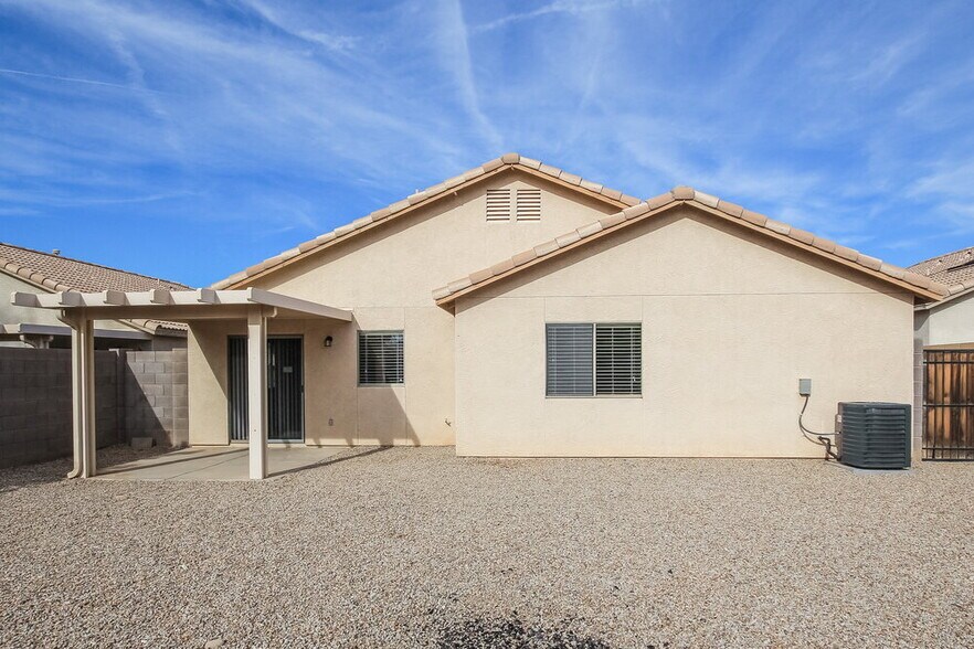 Building Photo - 2081 E Paso Fino Dr