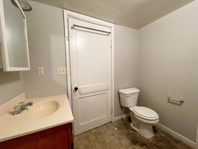 Building Photo - Washer and Dryer Hook Ups