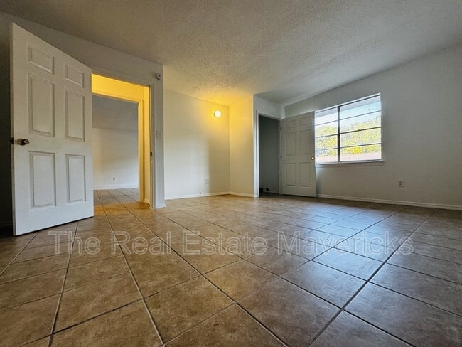 Building Photo - 925 Shallowford Rd