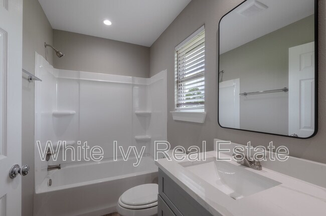 Building Photo - 250 N Shady Oaks Dr