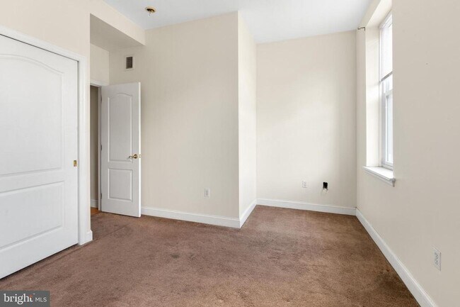 Building Photo - 4215 Ridge Ave