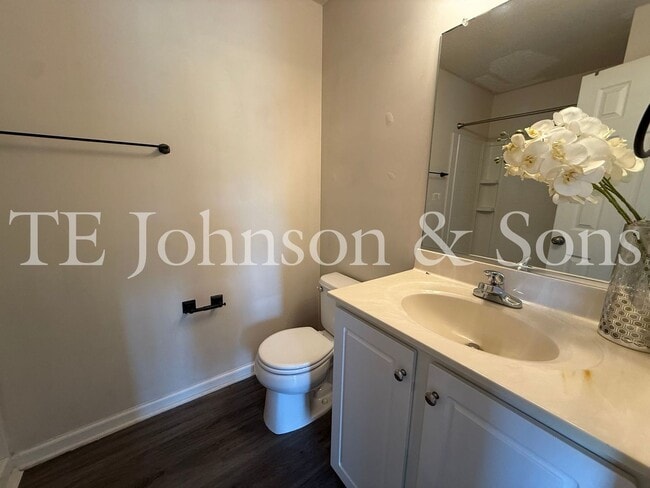 Building Photo - Lovely 2 Bedroom Condo Off Hwy 150