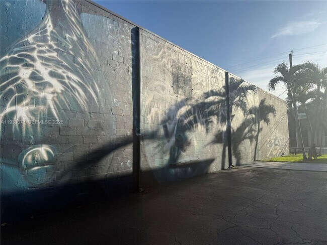 Building Photo - 711 NE 2nd Ave