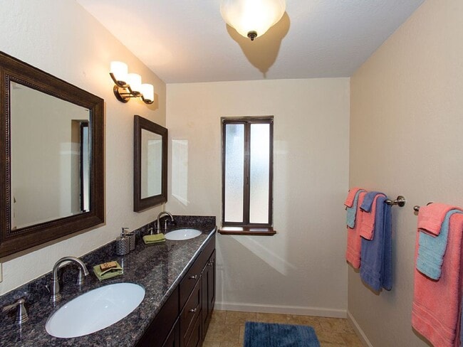 Building Photo - A Rare find in Tahoe! Spacious 4Bd house a...
