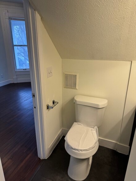 Building Photo - 832 Wealthy St SE