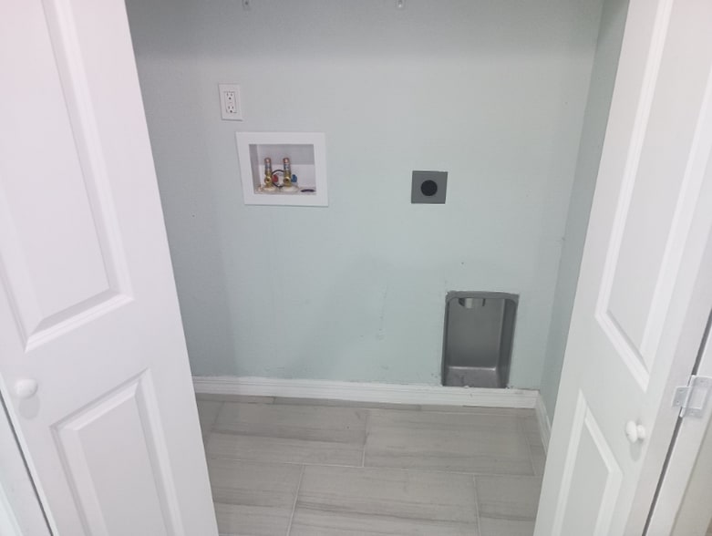 Building Photo - 985 Flomich St