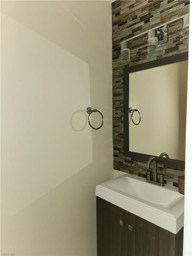 Building Photo - Newly Renovated Condo in Salem