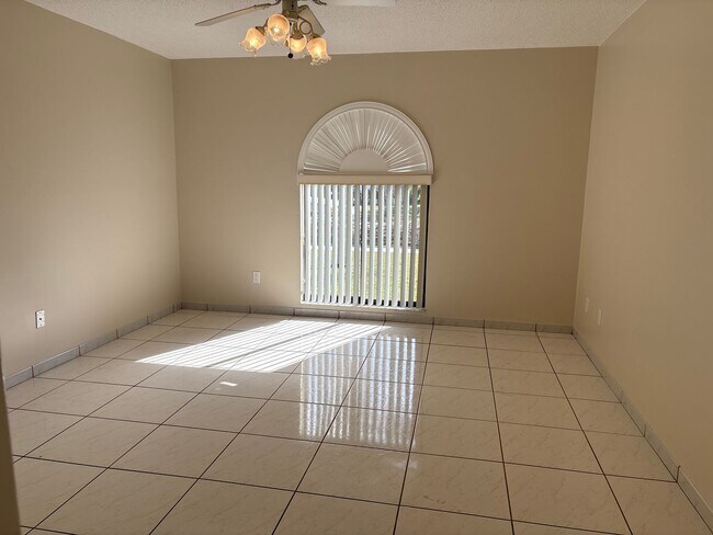 Building Photo - 4 Bedroom Home in a Prime Location!