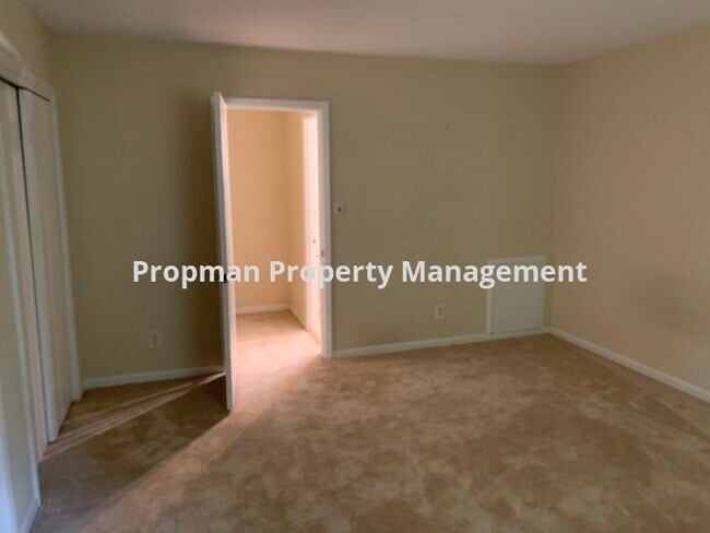 Building Photo - 3814 Lyndhurst Dr