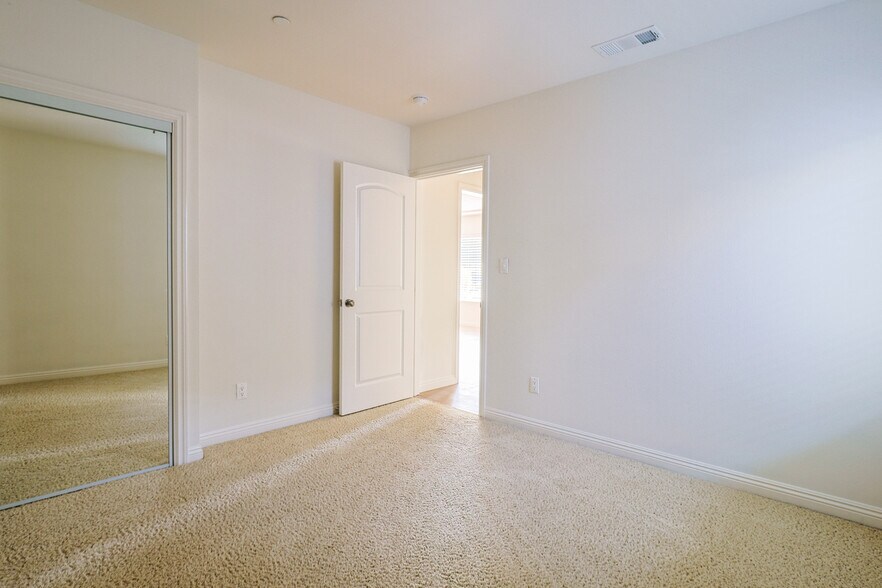Building Photo - 844 N Lima St